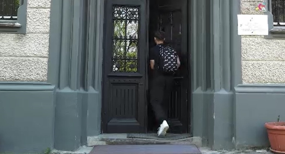 Un elev din Sighișoara s-a ales cu o rană gravă, după a fost lovit cu brutalitate de un coleg. Incidentul a fost filmat