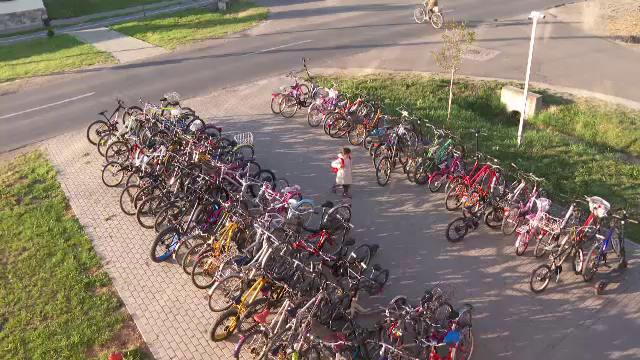 Localitatea din România în care toată lumea merge cu bicicleta. La școală, rastelele au devenit neîncăpătoare
