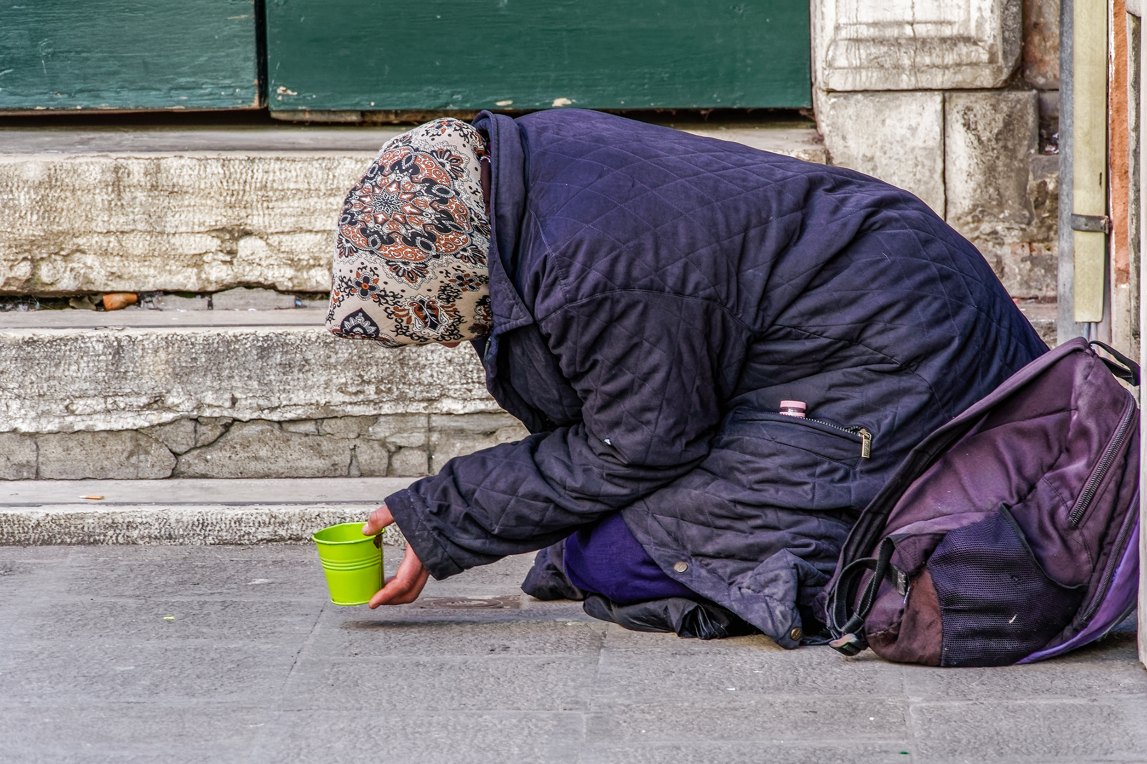 Germani din două orașe s-au plâns la 112 că le-au bătut la ușă români care le cereau bani sau un loc de muncă