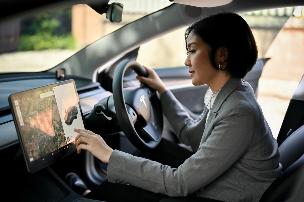 Un vlogger de pe TikTok a rămas blocat într-o mașină Tesla peste o jumătate de oră când afară erau 45 de grade Celsius