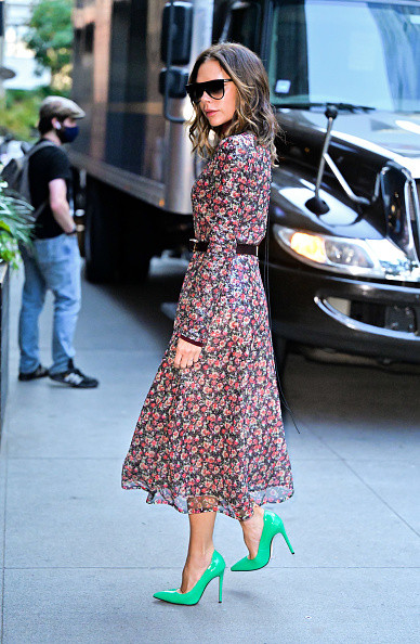 Victoria Beckham împlinește 50 de ani. De la membră a trupei Spice Girls la celebră prezentatoare de modă. GALERIE FOTO