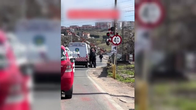 O mașină a unei instituții de stat a evitat în ultima clipă să fie lovită de tren, la Cluj. A rămas blocată sub barieră