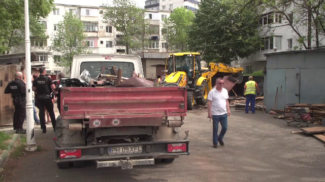 Zeci de garaje din Ploiești, puse la pământ sub ochii proprietarilor. Primăria vrea să facă în locul lor parcări