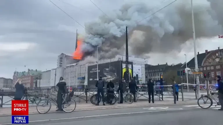 400 de ani de patrimoniu cultural al Danemarcei s-au prăbușit în flăcări. Clădirea în care se afla bursa de valori a ars
