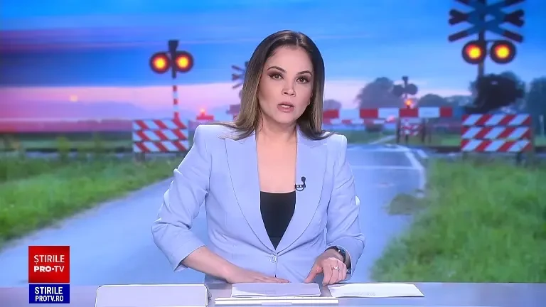 O mașină a unei instituții de stat a evitat în ultima clipă să fie lovită de tren, la Cluj. A rămas blocată sub barieră