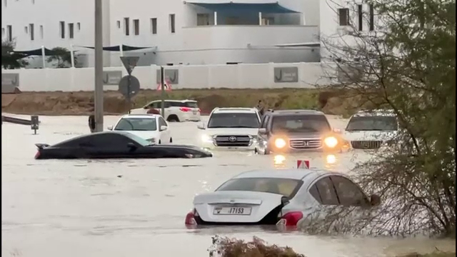 Vacanță cu peripeții pentru românii plecați în Dubai. Zborurile au fost date peste cap, iar străzile au fost inundate