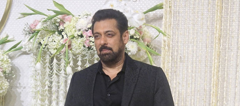 Salman Khan, păzit de polițiști înarmați, după ce locuința sa a fost ținta unui atac armat. Mesajul Iuliei Vântur