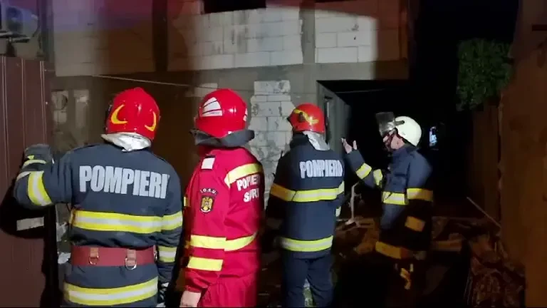 Explozie puternică într-un bloc din Craiova. Un etaj s-a prăbușit. A fost activat Planul Roșu | FOTO