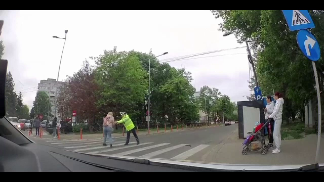 Femeie din Bacău, amendată cu 495 de lei pentru că a traversat strada, deși un polițist i-a făcut semn să se oprească. VIDEO