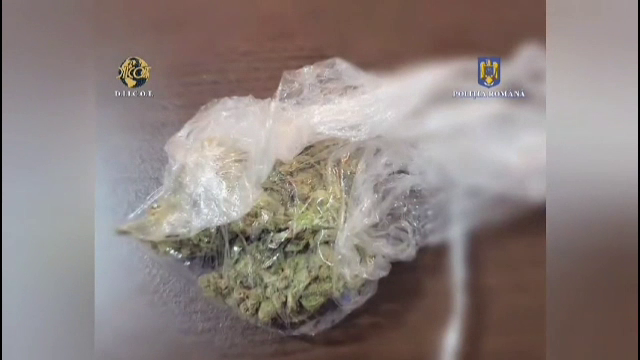 Doi tineri, prinși în flagrant în timp ce vindeau droguri, în Pitești. Au fost plasați sub control judiciar