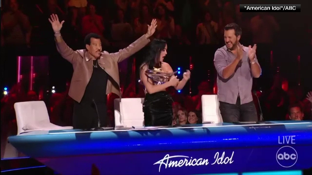 Momentul în care lui Katy Perry îi cade bluza, în direct la TV. S-a ascuns sub pupitru de rușine