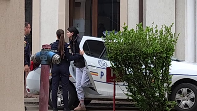 Femeie militar din Prahova, arestată după ce și-ar fi zdrobit bebelușa în bătaie. Soțul a obținut ordin de protecție