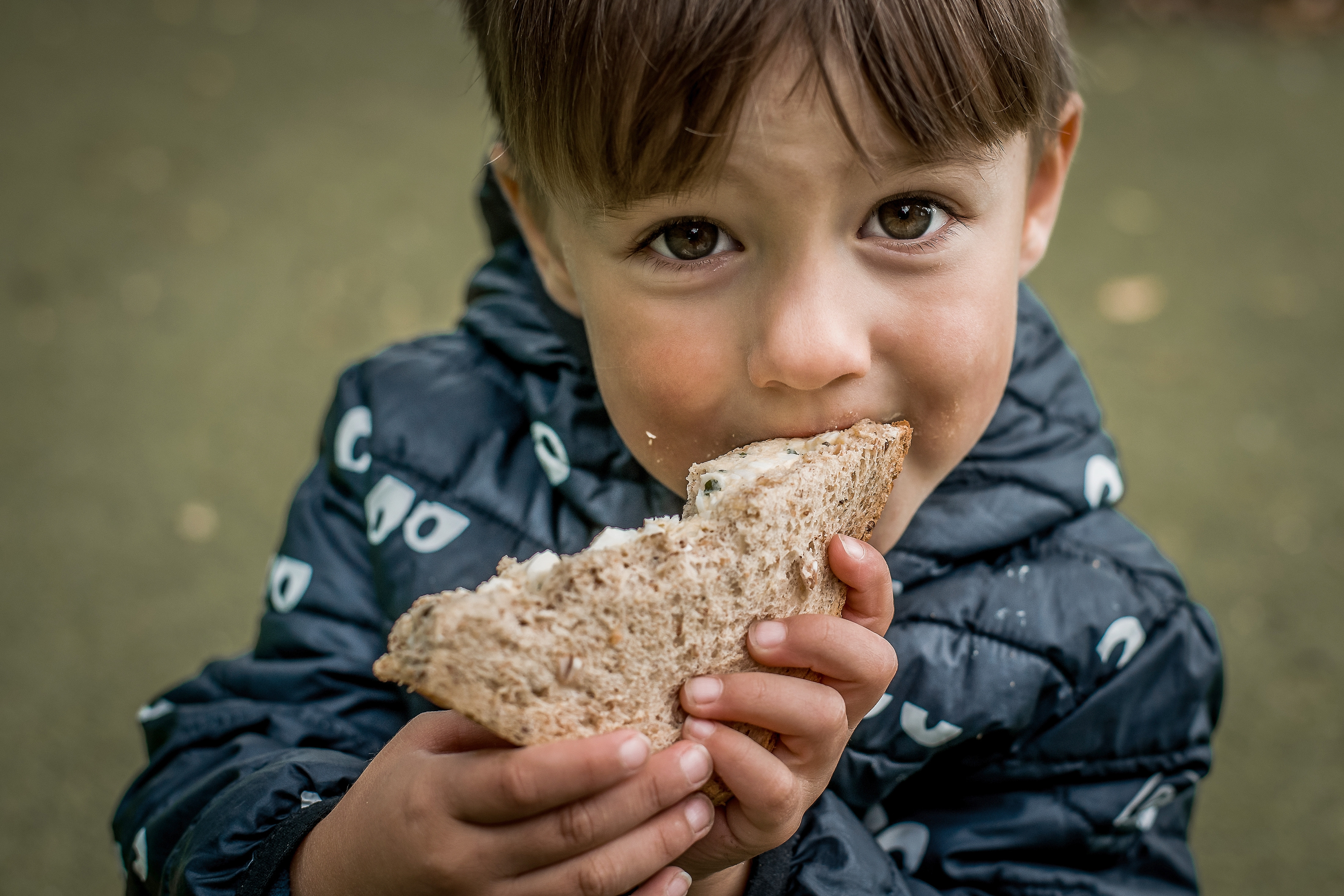 Greșelile părinților privind alimentația la copii. Nutriționistul Mihaela Bilic explică cum arată un meniu echilibrat