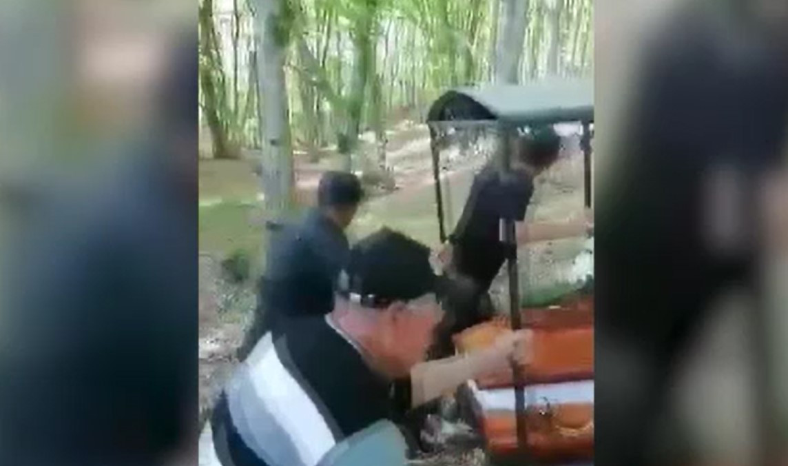 Pățania unor săteni din Mureș care au vrut să scurteze drumul spre cimitir. S-au speriat de moarte, cu sicriul după ei