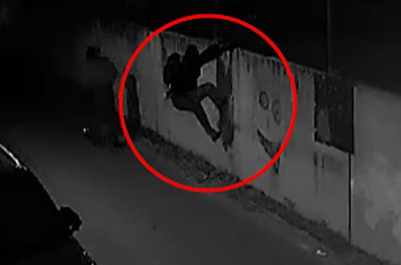 Ce au făcut doi indivizi din București după ce au intrat peste o femeie și au bătut-o crunt. Imagini surprinse de camere