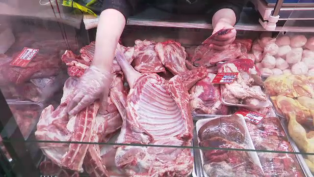 Românii se grăbesc să își facă cumpărăturile de Paște. Cât costă kilogramul de miel cu două săptămâni înainte de sărbători