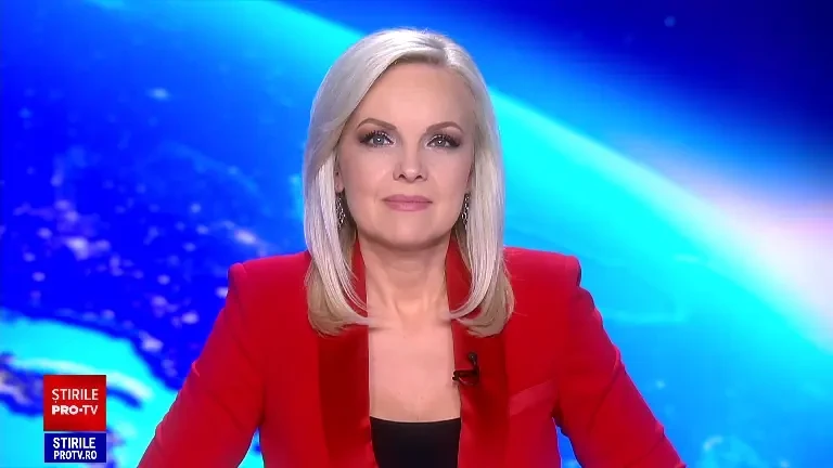 Momentul în care lui Katy Perry îi cade bluza, în direct la TV. S-a ascuns sub pupitru de rușine