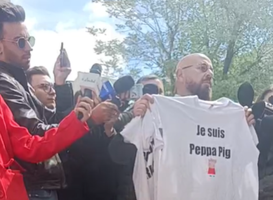 Piedone şi-a depus candidatura pentru Primăria Capitalei. A purtat un tricou pe care scria „Je suis Peppa Pig”