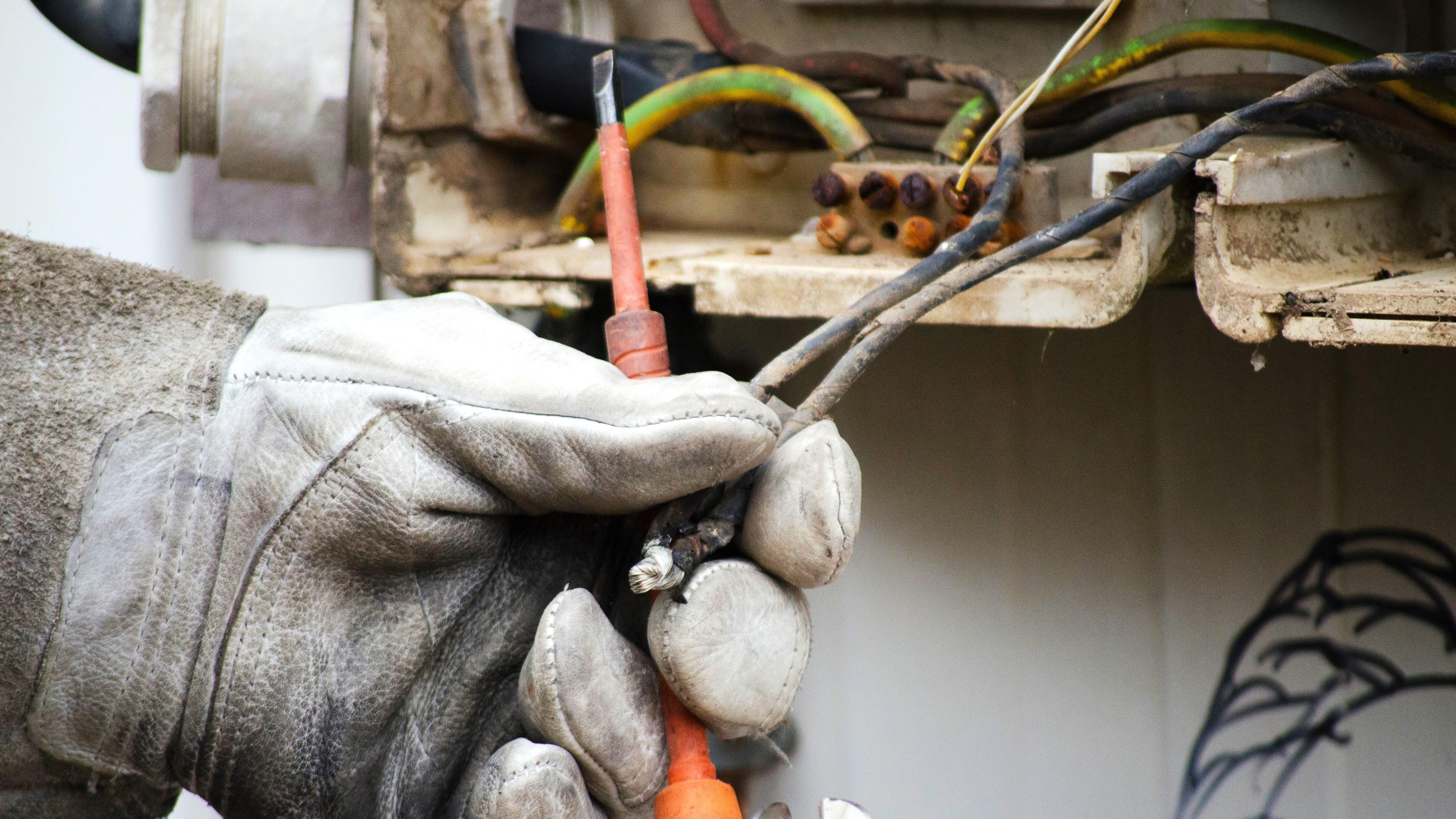 Patru instituții, printre care un serviciu secret, au furat curent printr-un dispozitiv ilegal din curtea Arestului Capitalei