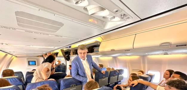 Marcel Ciolacu, în aeronava oficială cu tinerii din Dubai care s-au plâns că au fost ignorați de oficialii români
