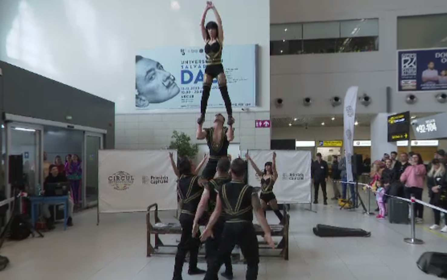 Circ pe Aeroportul Internaţional Otopeni, la propriu. „Mă bucur că în timpul de aşteptare avem ce vedea”
