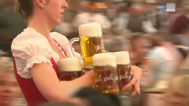 „E mai bine să bei o bere în plus decât una în minus. Scapi și de foame”. Ce efecte are consumul acestei băuturi