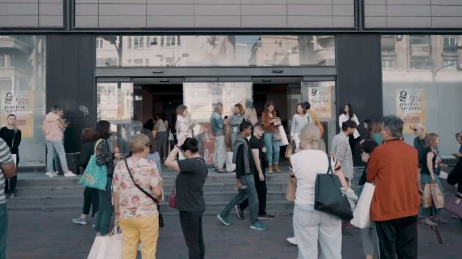 Eveniment de shopping. „Half is free”, reduceri de 50% la haine făcute de designeri români