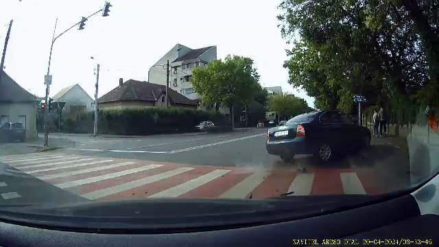 Doi pietoni au scapat ca prin minune după ce au fost loviți, pe trotuar, de o mașină. Ce s-a întâmplat cu puțin timp înainte