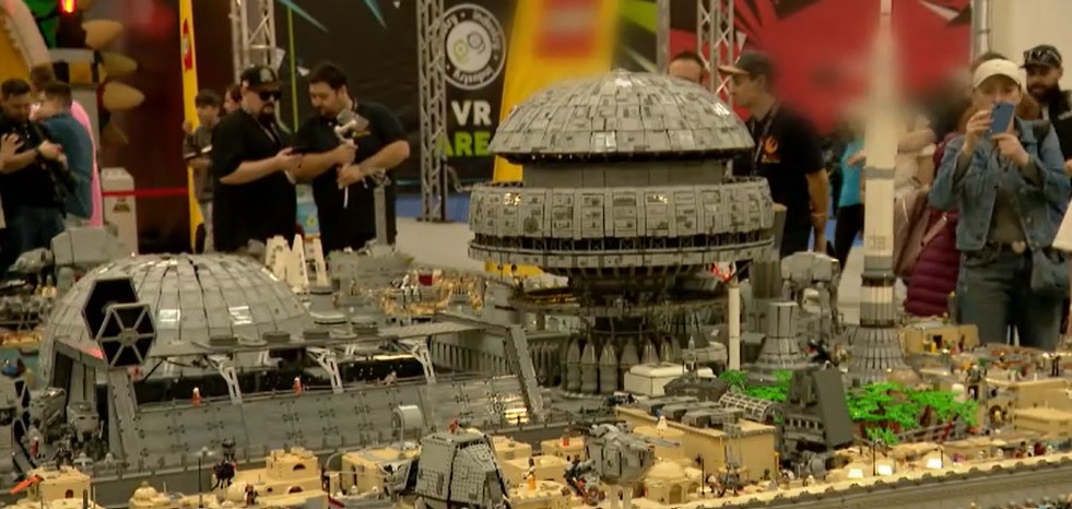 Un grup de români a doborât recordul mondial pentru cea mai mare construcție realizată din piese lego