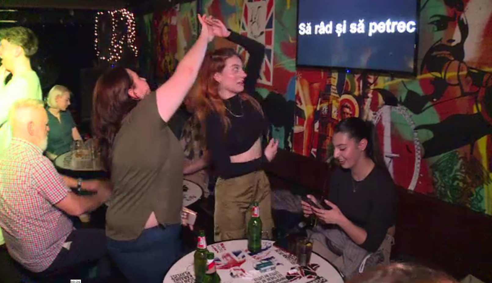 Barul cu karaoke de la noi unde se așteaptă la coadă ca să cânți. E pentru „cei care cântă doar acasă în duș”