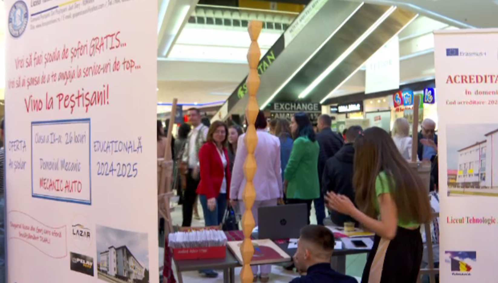 Mall-ul din Tg. Jiu, locul de întâlnire al elevilor care se gândesc la un job viitor. Sunt licee care oferă meditații gratis