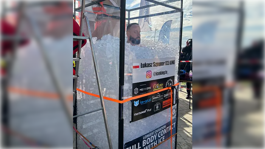 Un bărbat a intrat în Cartea Recordurilor după ce a stat scufundat în gheaţă timp de patru ore | VIDEO