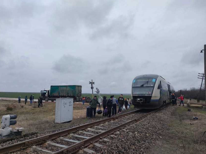 Un camion care transporta o camionetă, blocat pe calea ferată, în Cluj