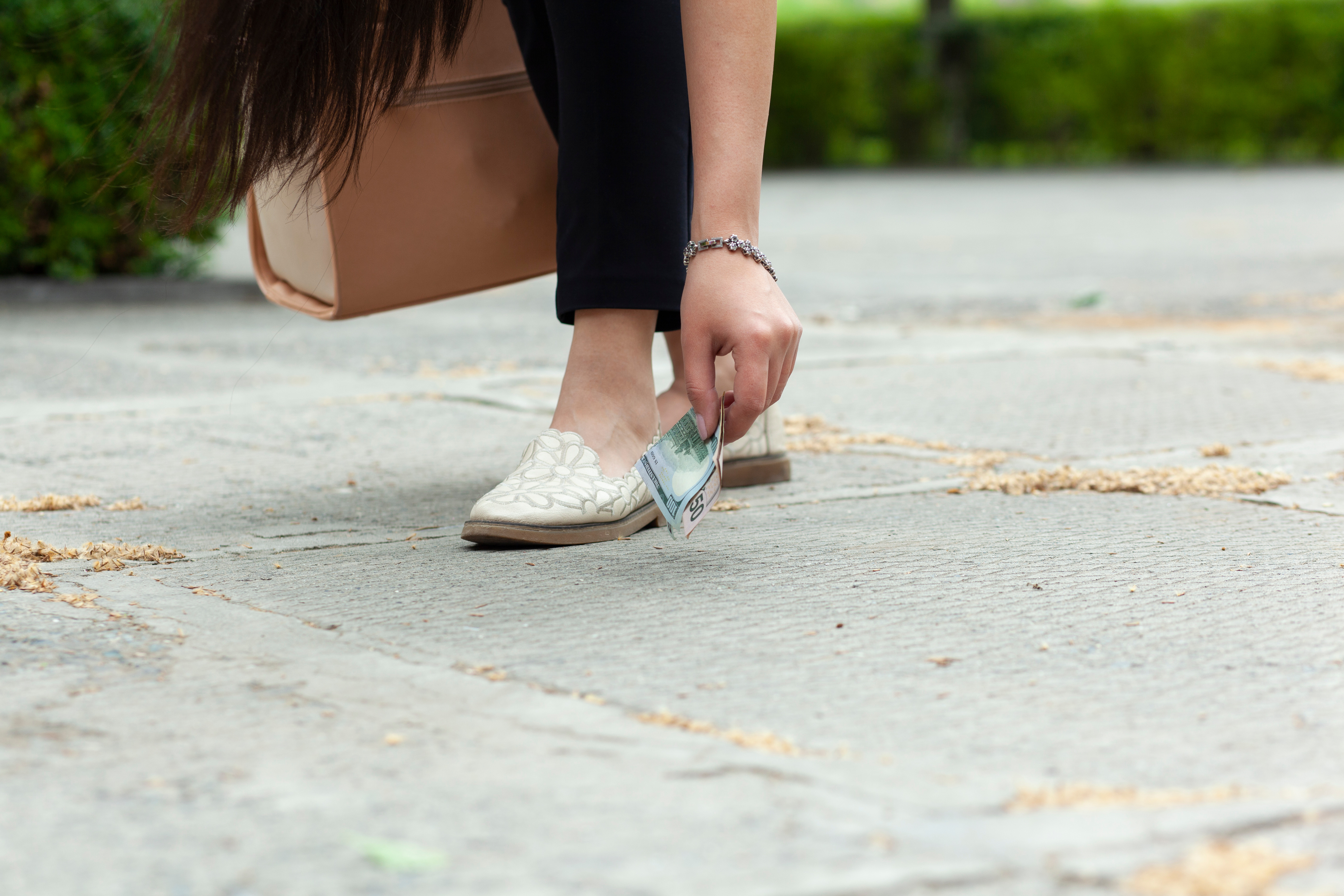 Pățania unei femei care era să-și piardă viața după ce a ridicat o bancnotă de pe jos. „M-a lovit ca un trăsnet”