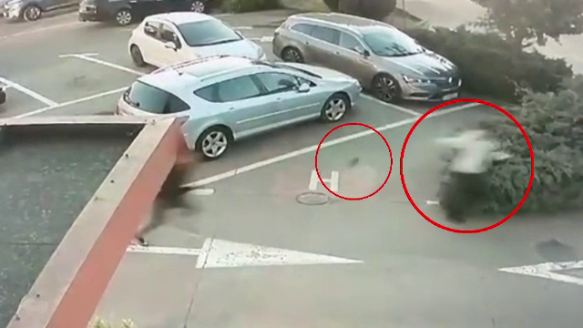 Momentul în care un tânăr aruncă telefonul mobil pe care l-a furat. A pretins că vrea să-l cumpere și a folosit spray iritant