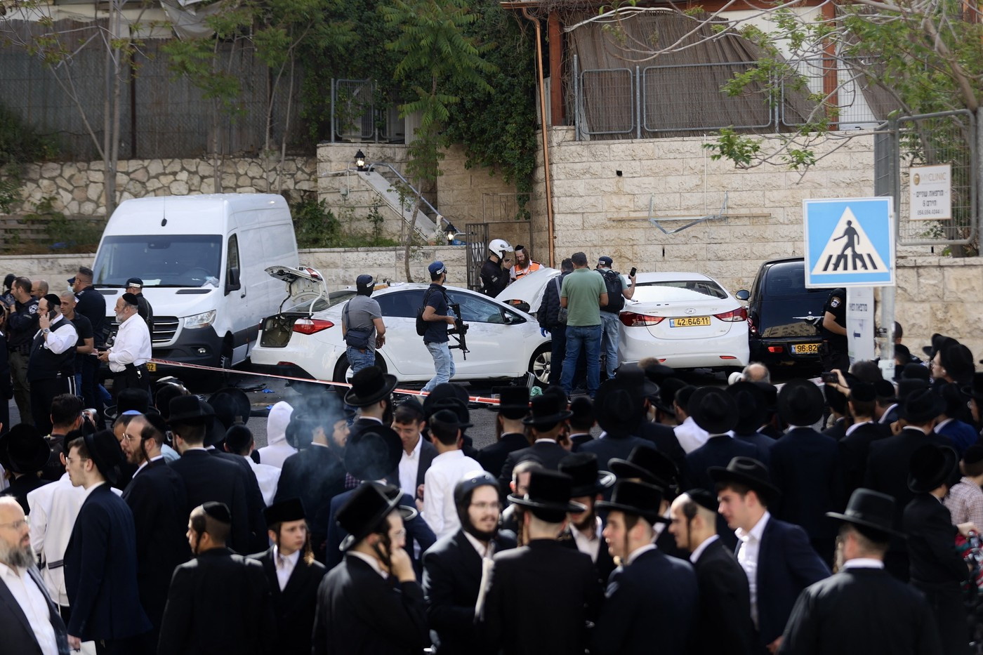 "Atac terorist" în Ierusalim. Trei oameni au fost răniți, după ce o mașină a intrat în ei