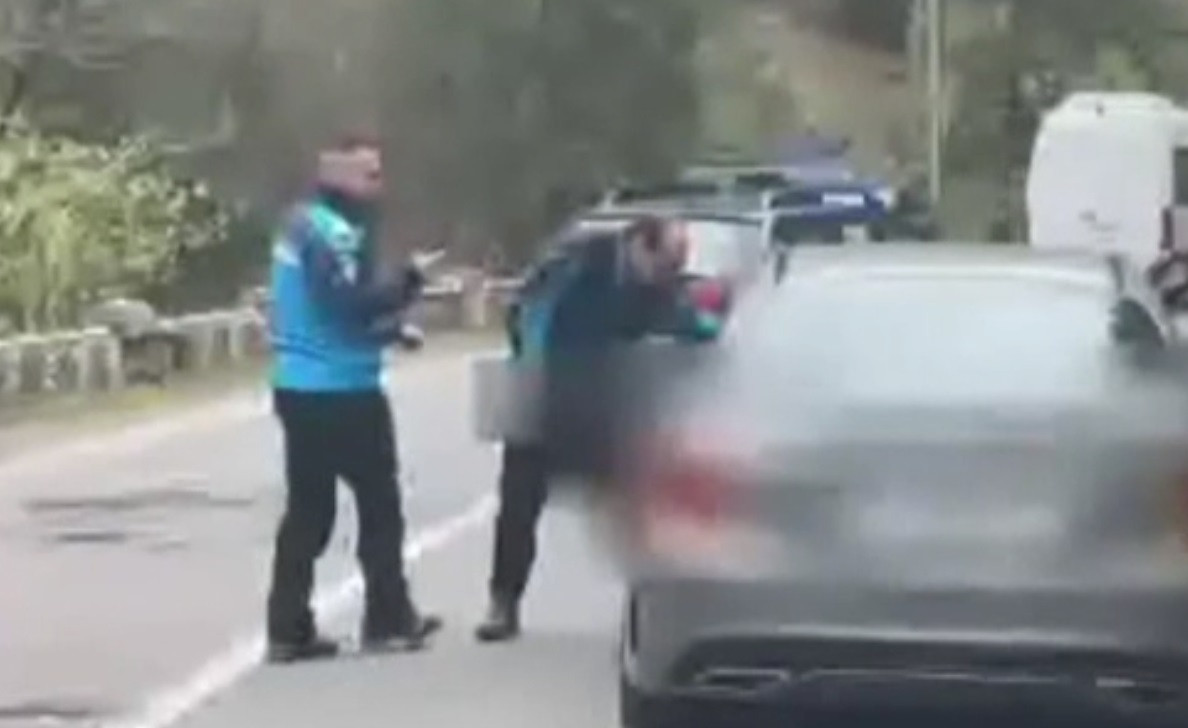 „Thriller” în Harghita. Un șofer beat, prins de polițiști la volan. Agenții au spart un geam pentru a-l scoate din mașină