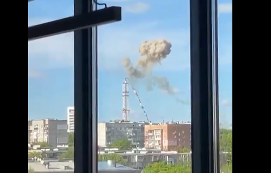 Turnul televiziunii din Harkov a fost distrus într-un atac rusesc. Momentul în care se prăbușește. VIDEO
