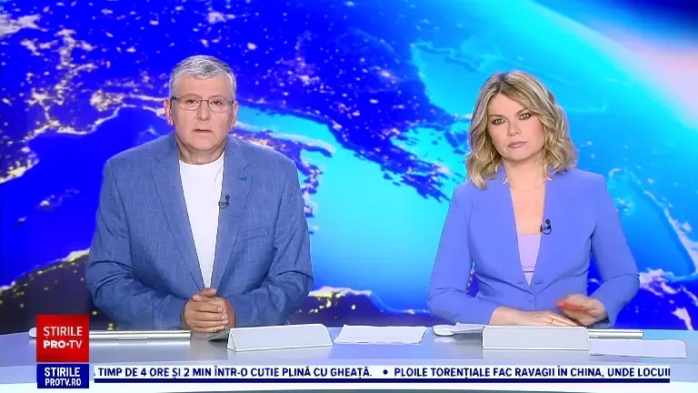 Momentul în care un tânăr aruncă telefonul mobil pe care l-a furat. A pretins că vrea să-l cumpere și a folosit spray iritant