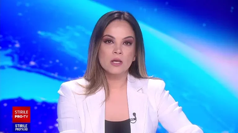 O turistă de 72 de ani a fost mușcată de urs după ce a scos mâna pe geam să îi facă poză, la barajul Vidraru