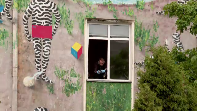 O elevă de 17 ani s-a aruncat de la etaj, în timpul orei de engleză, în Cluj-Napoca. Incidentul ridică semne de întrebare