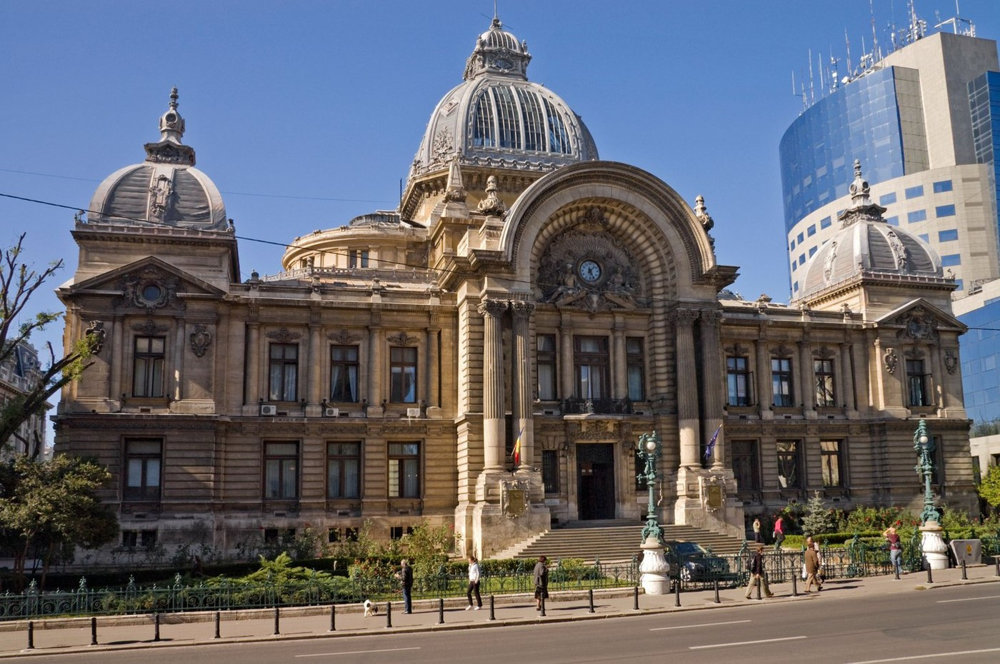 Semnale mixte despre economie: crește încrederea macroeconomică, însă analiștii văd leul mai slab și deficit bugetar ridicat