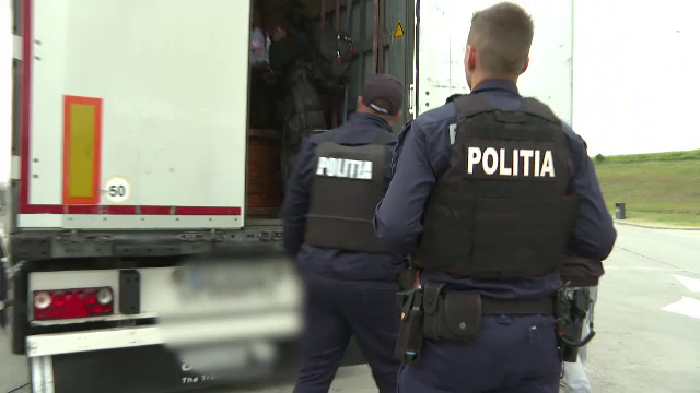 Descoperirea făcută de polițiști într-un TIR, în vama Nădlac II. Au ieșit dintre rolele de hârtie | FOTO
