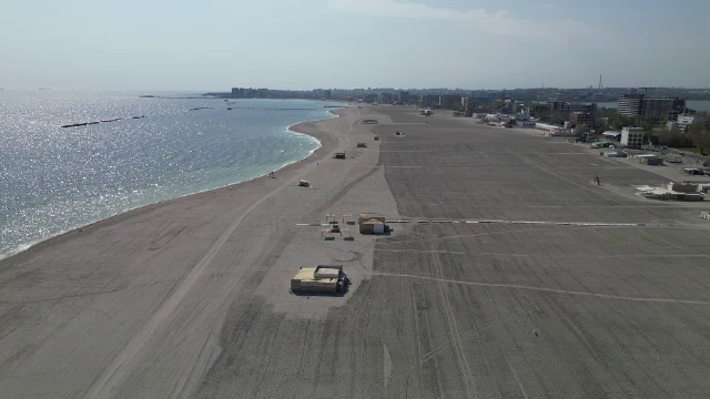 Porțiuni periculoase s-au format în mai multe locuri pe litoral, în urma furtunilor. La mal sunt gropi adânci și de 2 metri