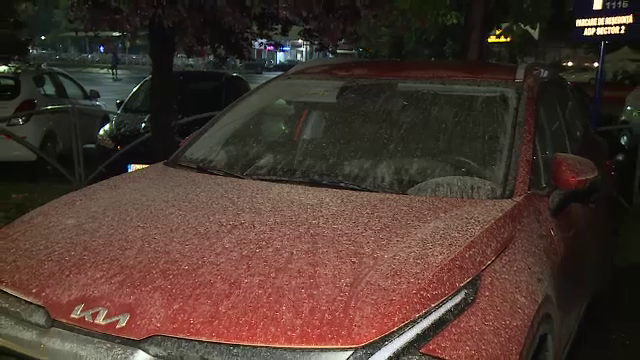 Un nou val de praf saharian a ajuns în România. Un strat de nisip fin s-a așezat pe mașini