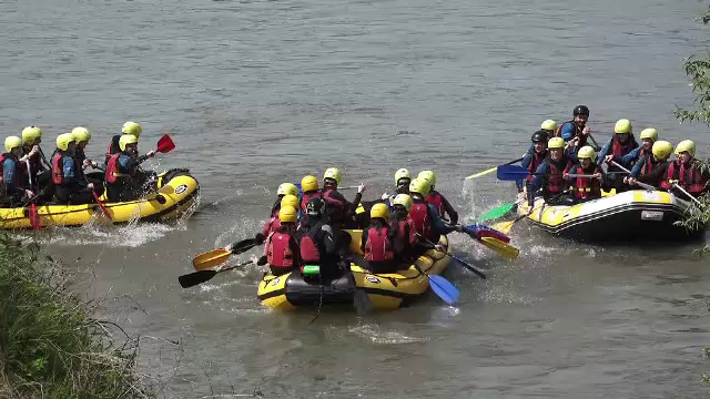 Săptămâna verde la Târgu Mureș. Elevii s-au mutat din sala de clasă pe malul apei și au îmbinat teoria cu practica