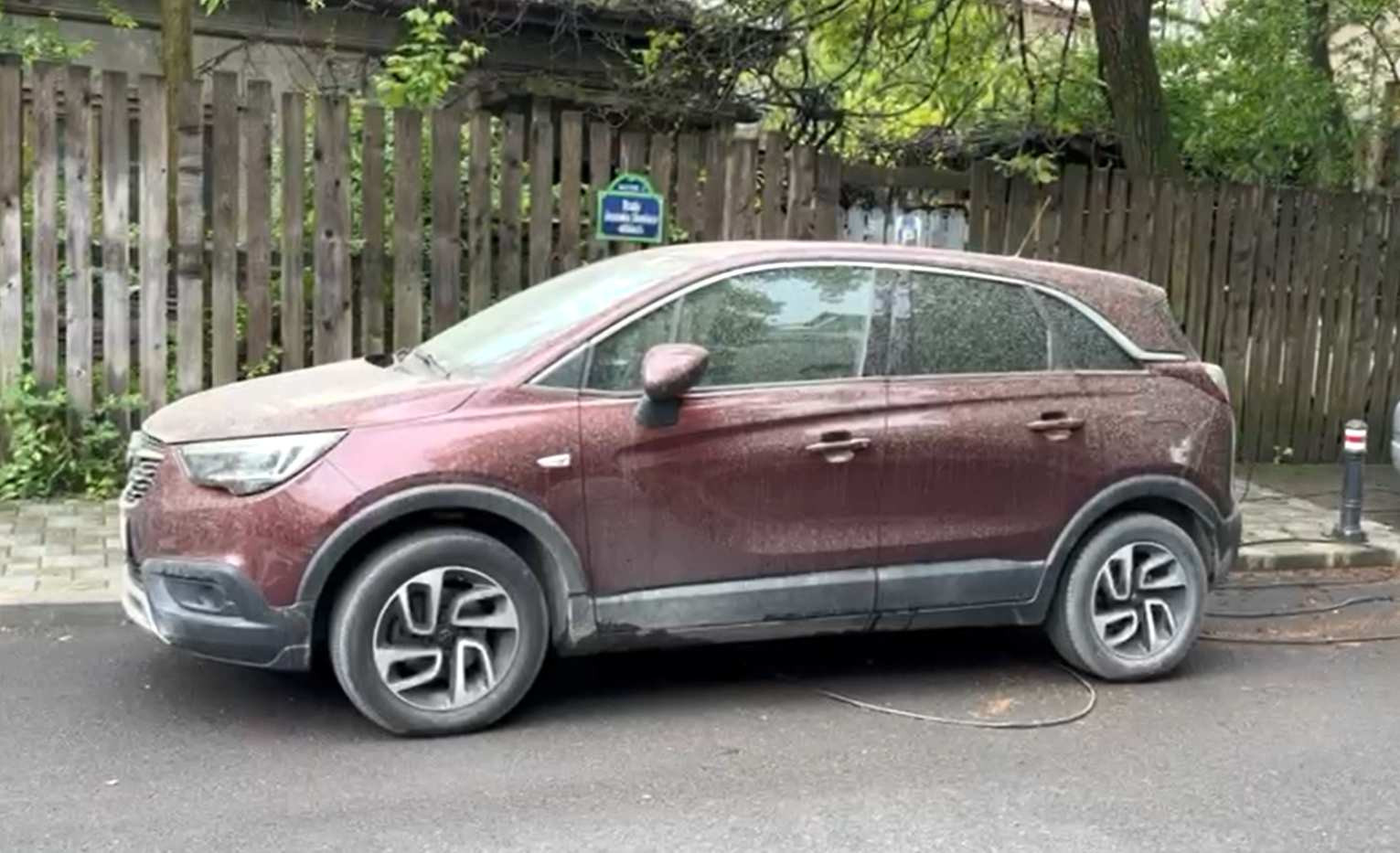 Cum au reacționat românii după ce și-au găsit mașinile mânjite: „La cum e vremea afară, ăsta e praf siberian, nu saharian”