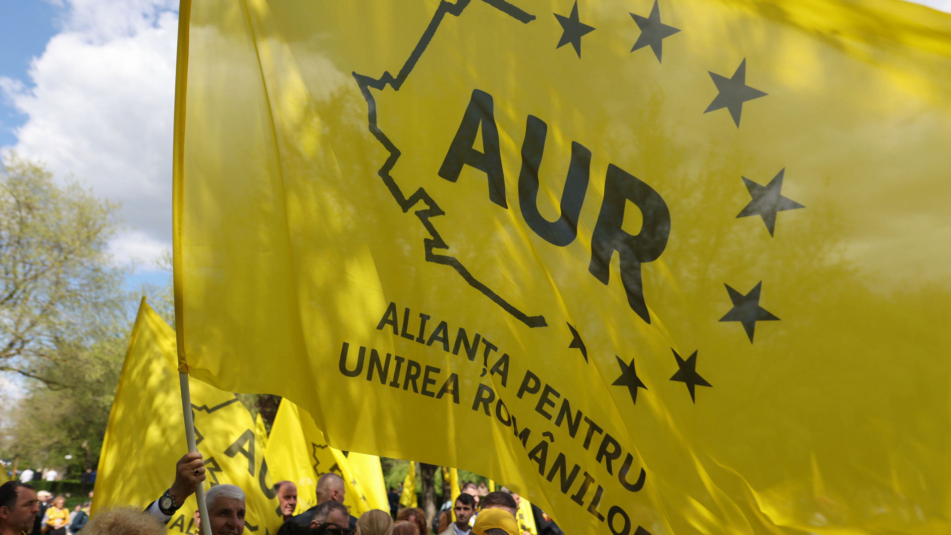 A început exodul din AUR. Sute de membri au fugit din partidul lui George Simion. Unde s-au înscris