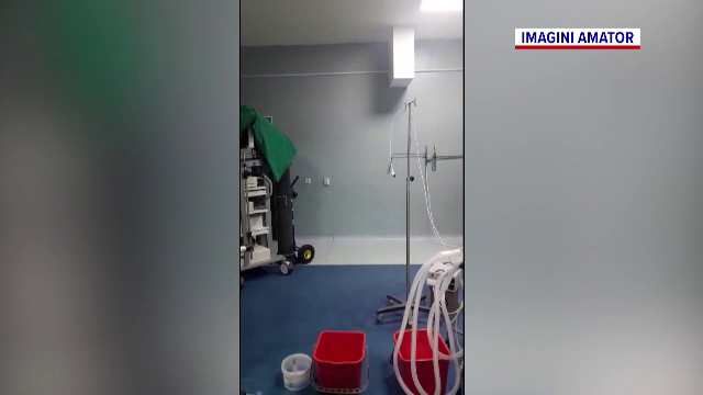 Plouă în Spitalul Județean Târgu Jiu. Cadrele medicale strâng apa în găleți