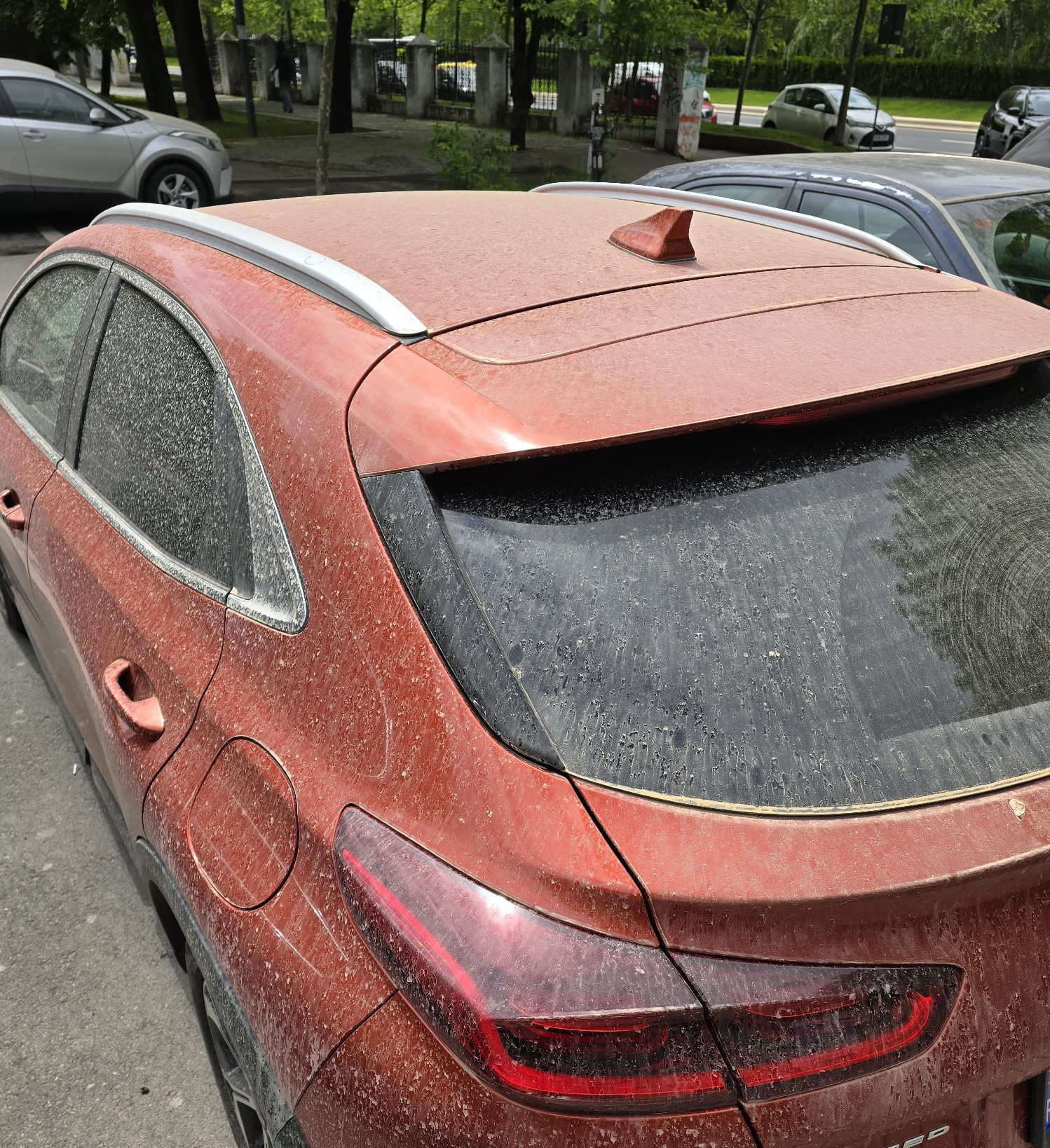 Medicii le-au recomandat celor cu probleme respiratorii să stea în case din cauza prafului saharian